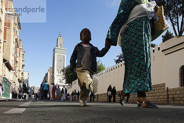 Muslime vor der Großen Moschee in Paris am Eid El-Fitr-Fest