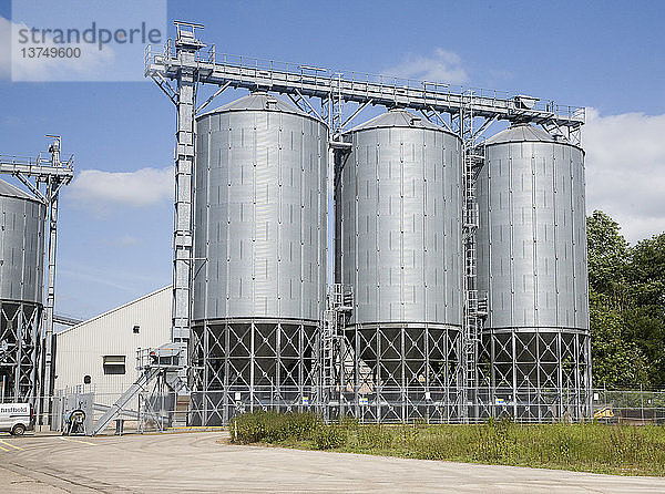 Große Getreidesilos aus Stahl für Gerste in Mendlesham  Suffolk  England