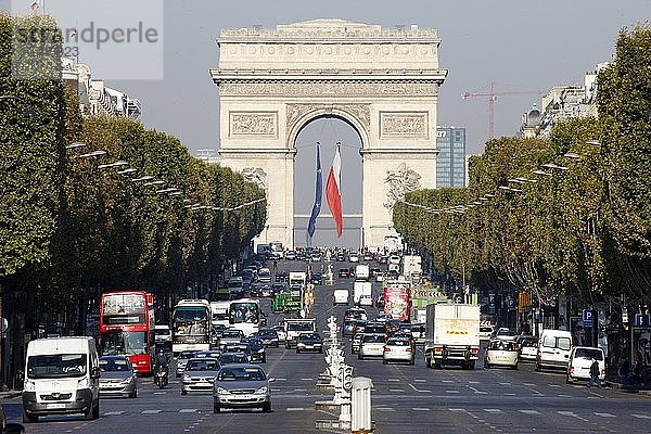 Champs Elysees und Arc de Triomphe  Paris  Frankreich.