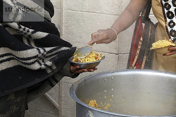 Lebensmittelverteilung während der Kumbh Mela in Haridwar  Haridwar  Indien.