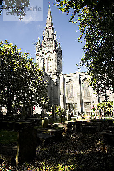 Kirchturm und Kirchenschiff der Ostkirche Kirk of Saint Nicholas  Aberdeen  Schottland