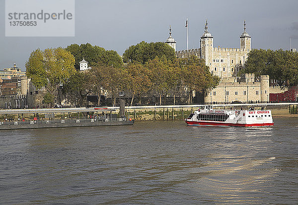 Der Tower von London und die Themse  London  England
