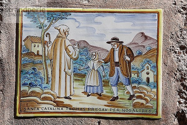 Mosaik Santa Catalina Thomas  vor einem Haus in Valldemossa  Mallorca.