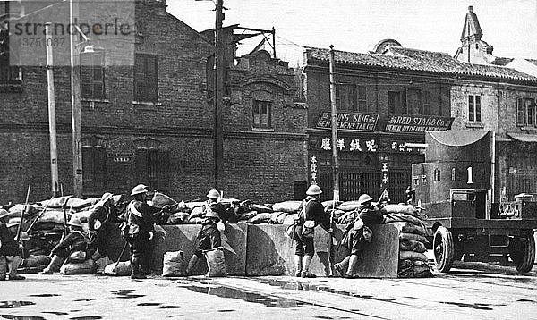 Schanghai  China: 22. Februar 1932 Eine vom Shanghaier Freiwilligenkorps errichtete Barrikade an der North Honan Road. Ein gepanzertes Fahrzeug steht dort  um Verstärkung zu holen.
