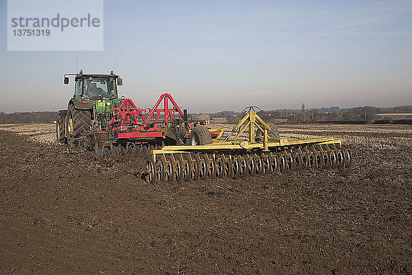 Traktor pflügt Feld  Butley  Suffolk  England