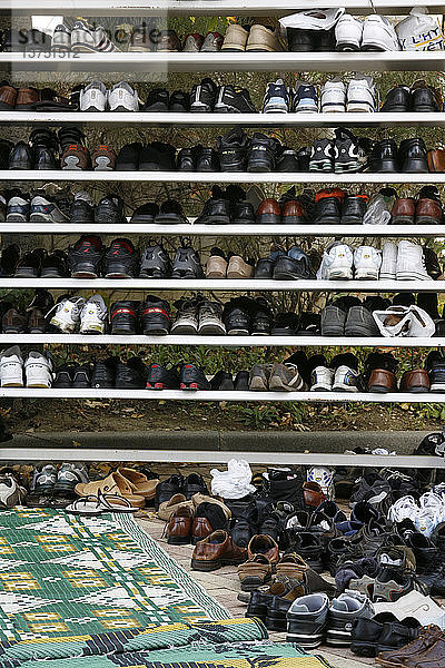 Schuhe vor einer Moschee