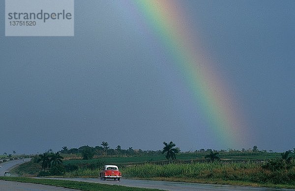 Regenbogen über einer Straße  Havanna  Kuba.