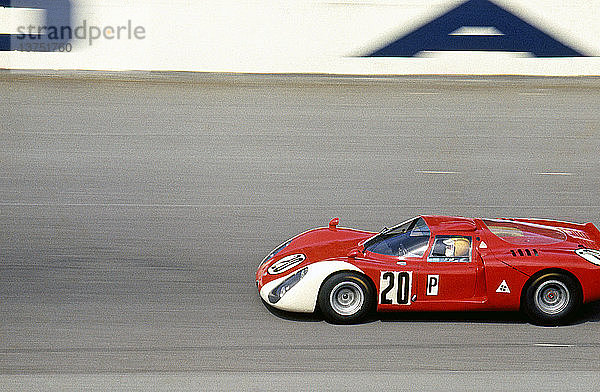Der Alfa Romeo T33-2 von Udo Schutz-Nino Vaccarella belegte am 4. Februar 1968 auf dem Daytona International Speedway  Florida  USA  den 5.