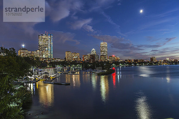 Spiegelung eines Gebäudes in einem Fluss  Charles River  Boston  Massachusetts  USA