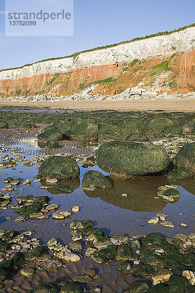 Kreide  Rötel und Karststein bilden gestreifte Klippen in Weiß  Rot und Orange bei Hunstanton  Norfolk  England