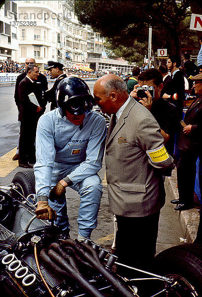 Graham Hill mit seinem BRM P261 im Gespräch mit dem Ingenieur Vic Barlow von Dunlop in der Box. Großer Preis von Monaco  30. Mai 1965.