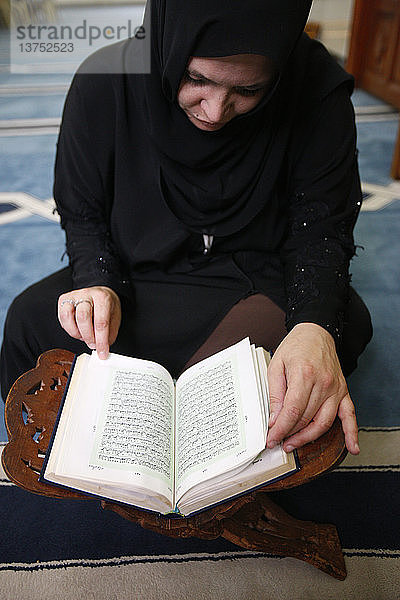 Frau liest Koran in der Jumeirah-Moschee