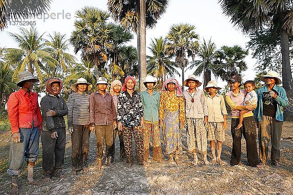 Gruppe von Frauen bei der Arbeit in einem Reisfeld  Kambodscha