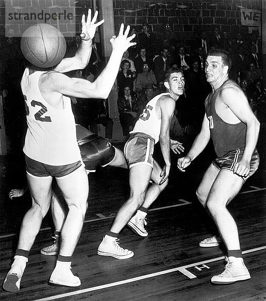 Jackson  Tennessee: 1952 Ein High-School-Basketballspieler verpasst einen Pass und hat den Ball zum Kopfball.