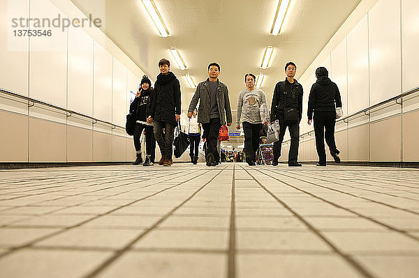 Fußgängertunnel zwischen MTR-Bahnhöfen in Hongkong