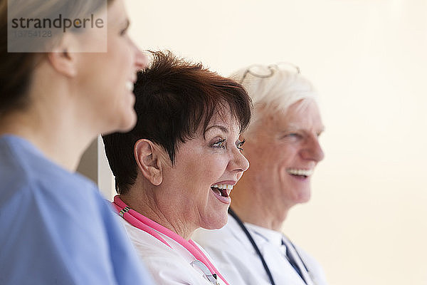 Zwei Krankenschwestern und ein Arzt lächeln