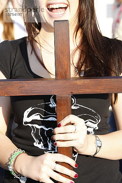 Junges katholisches Mädchen mit einem Kreuz.
