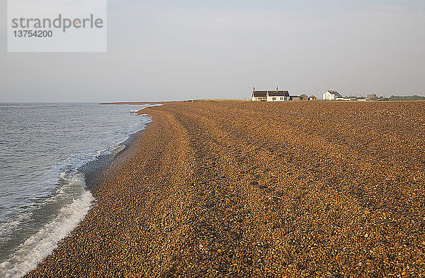 Häuser im Küstendorf Shingle Street  Suffolk  England