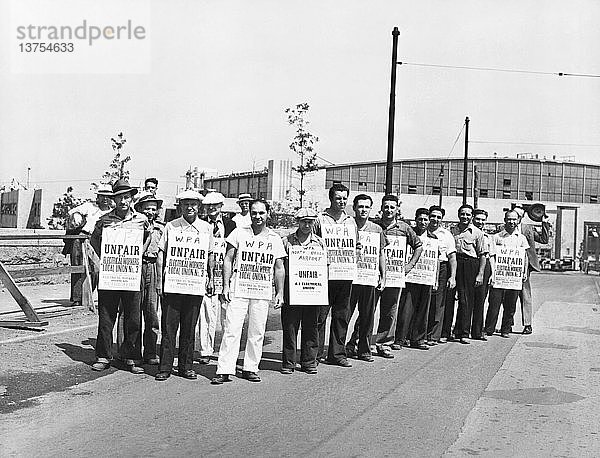 New York  New York: 20. Juli 1939 Einige der WPA-Streikenden auf dem North Beach Airport in Queens protestieren gegen die Zwangsentlassungen in den Reihen der Works Progress Administration.