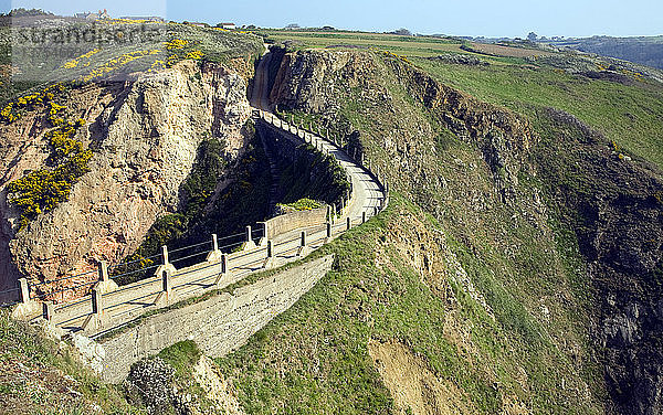 La Coupee schmaler Weg zwischen Little Sark und Sark  Insel Sark  Kanalinseln  Großbritannien