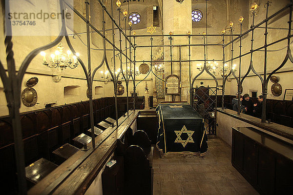 Das Innere der Altneuen Synagoge  der ältesten Synagoge Europas  erbaut um 1270.
