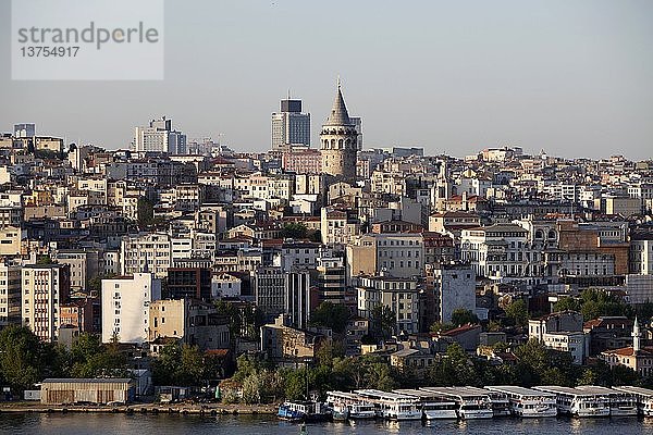 Blick auf den Bosporus - Nordufer  Istanbul  Türkei.