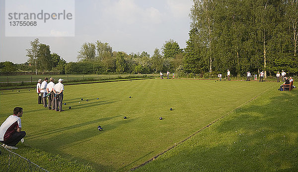 Menschen spielen Bowling auf dem Bowling Green in Clare  Suffolk  England