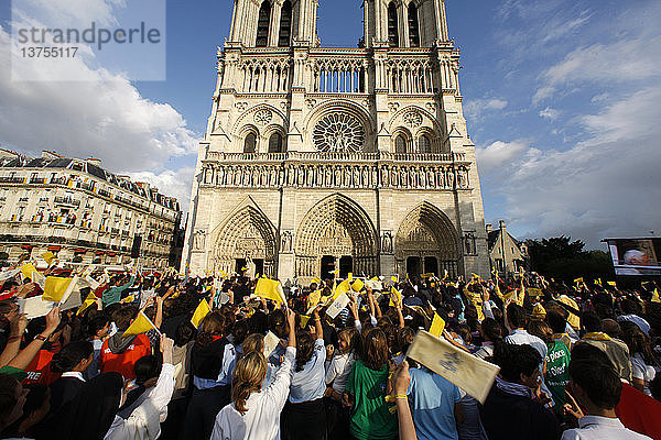Jubelnde Menge vor der Kathedrale Notre Dame: Papst Benedikt XVI.