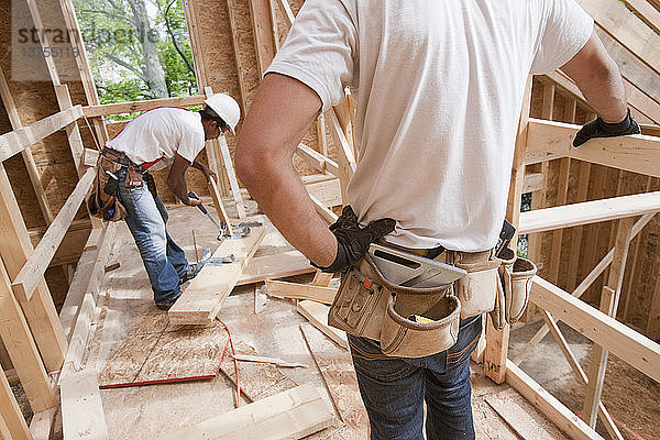 Zimmerleute bei der Arbeit auf einer Baustelle