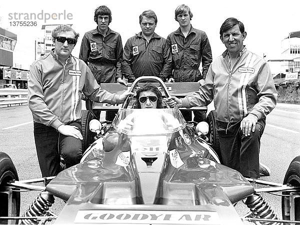 Das Tyrell-Team 1970 mit Jackie Stewart beim südafrikanischen GP in Kyalami.