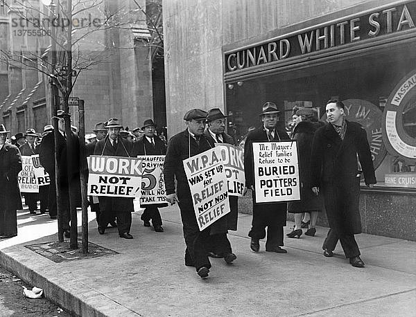 New York  New York: 9. April 1939: WPA-Streikposten marschieren am Ostersonntag die Fifth Avenue entlang und protestieren gegen die Politik der Work Progress Administration.