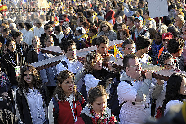 Jugendliche tragen das Weltjugendtagskreuz beim Besuch des Papstes in Lourdes '