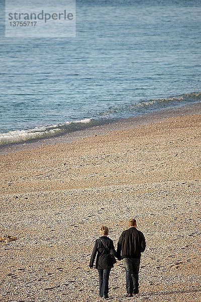 Paar  das an einem Strand spazieren geht  Frankreich