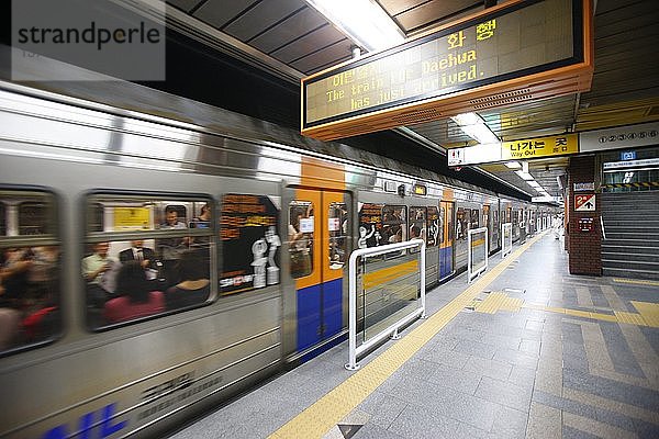 Fahrgäste in der U-Bahn von Seoul  Seoul  Südkorea.