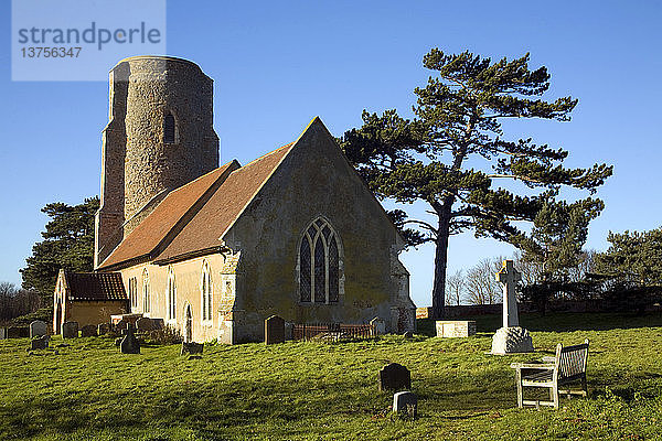 Runder Turm und Kirchenschiff der Kirche All Saints  Ramsholt  Suffolk  England