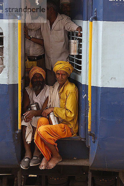 Stehende und sitzende Fahrgäste zwischen den Waggons
