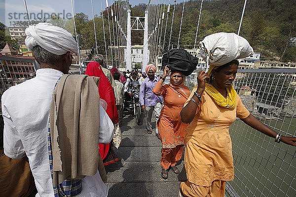 Fußgänger auf Ram Jula  Rishikesh  Indien.