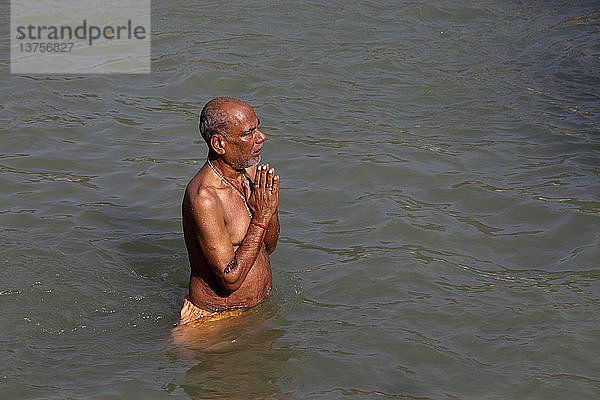 Pilger beim Baden im Ganges