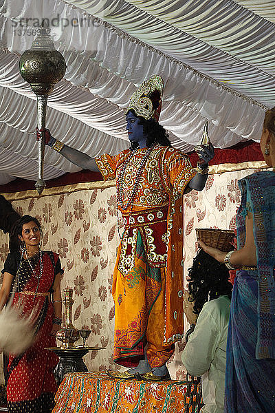 Drama beim Janmashtami-Fest im ISKCON-Tempel Bhaktivedanta Manor (Hare Krishna)  Ankunft von Lord Krishna