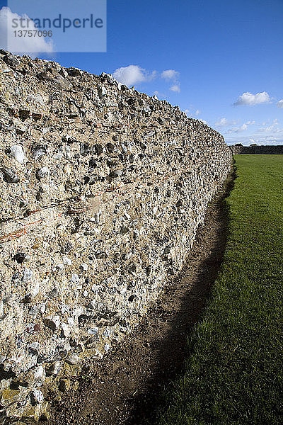 Backsteinmauern eines römischen Kastells  Burgh Castle  Great Yarmouth  Norfolk  England