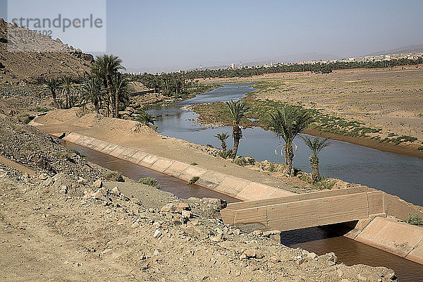 Sahara-Wüste Zagora  Marokko Bewässerungskanal eines kanalisierten Flusses  Sahara-Wüste Zagora  Marokko  Nordafrika