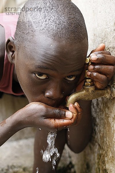 Junge trinkt Wasser  Dakar  Senegal.