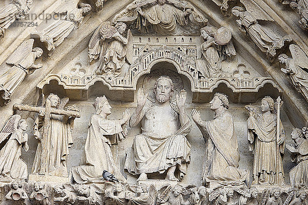 Kathedrale von Amiens. Tympanon Christus richtend  sitzend zwischen Maria und dem Heiligen Johannes