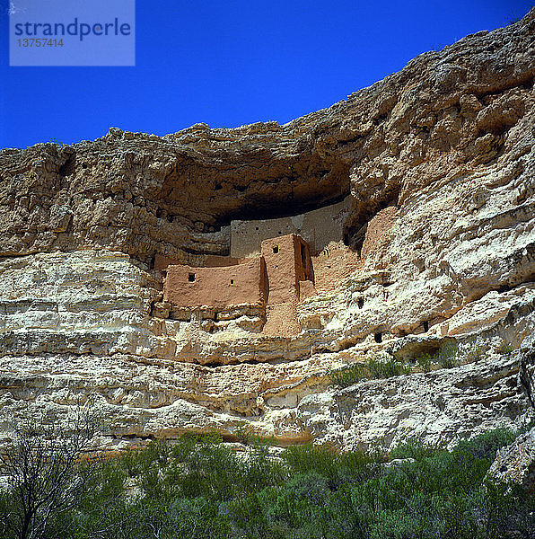 Montezuma´s Castle National Monument  eine vom Volk der Sinagua errichtete Höhlenwohnung  Arizona  USA