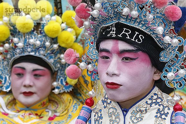 Chinesisches Neujahr  Menschen in traditionellen Kostümen.