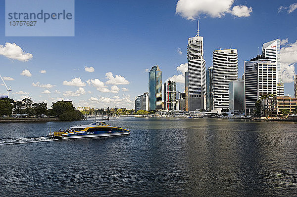 Skyline der Stadt und eine Barkasse auf dem Brisbane River  Brisbane  Queensland  Australien