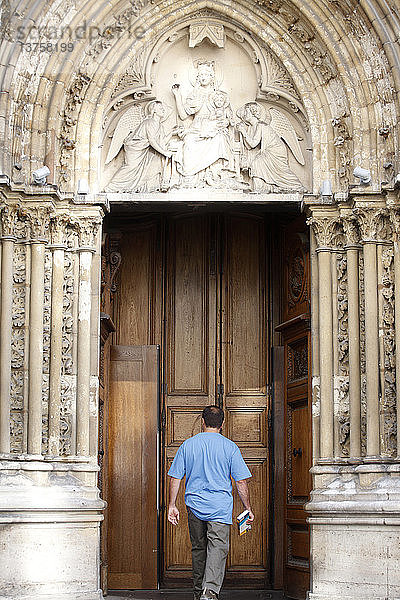 Paris  Frankreich Mann geht in die Kirche Saint Sateverin