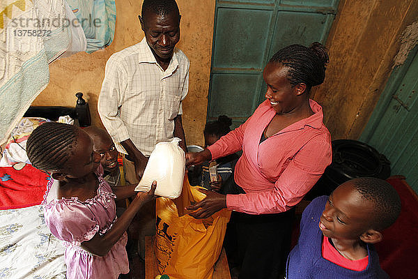 Lieferung eines Lebensmittelkorbs durch WOFAK (Women Fighting Aids in Kenya)