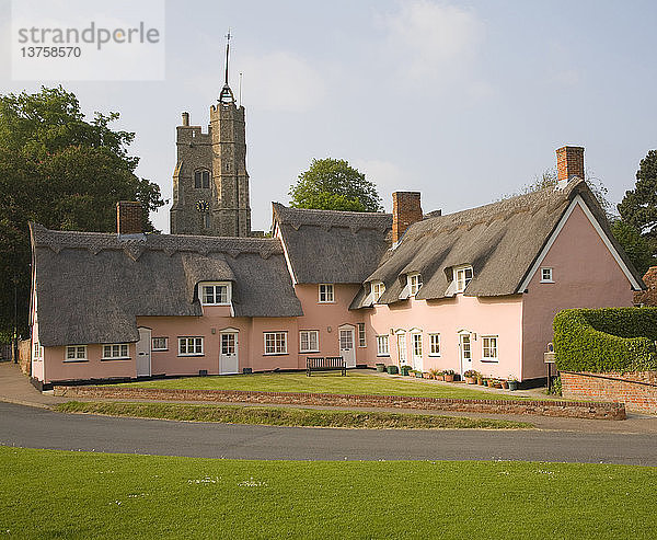 Attraktive rosa gewaschene Cottages in Cavendish  Suffolk  England