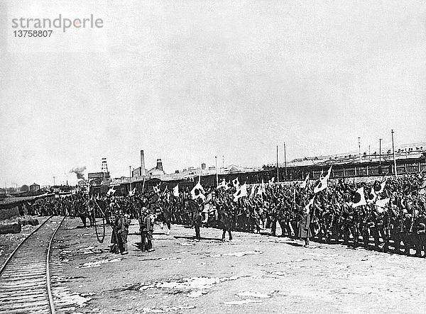 Mandschurei: ca. 1938. Die japanischen Truppen jubeln dreimal über die Siege in den ersten Tagen des Feldzugs  als sie am letzten Bahnhof und am Ende der Telegrafenleitungen stehen und sich auf den Weg ins Niemandsland von Jahol machen werden.